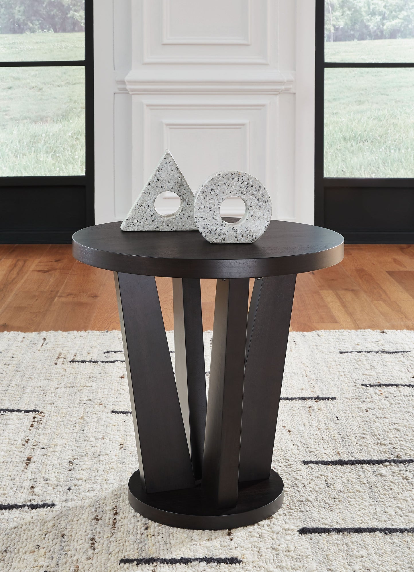 Chasinfield - Round End Table - Dark Brown
