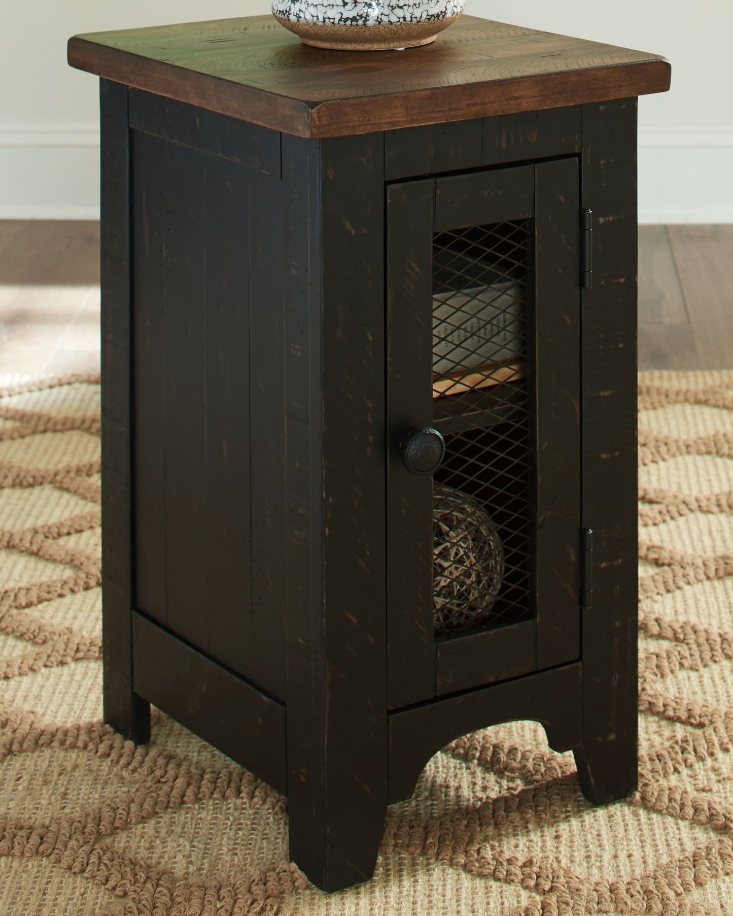 Valebeck - Chair Side End Table - Black / Brown